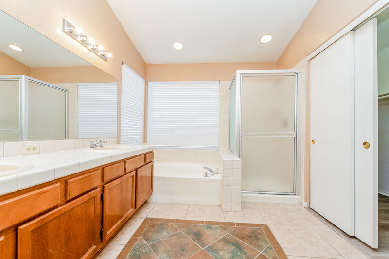 1,970/Mo, 1612 Rio Bravo Dr North Las Vegas, NV 89031 Main Bathroom View