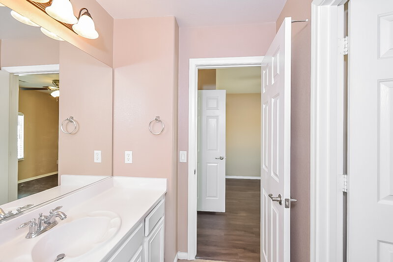2,150/Mo, 7004 Bisoni St Las Vegas, NV 89149 Bathroom View