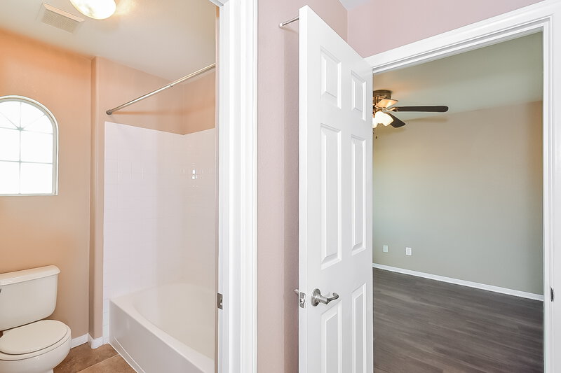 2,150/Mo, 7004 Bisoni St Las Vegas, NV 89149 Bathroom View 2