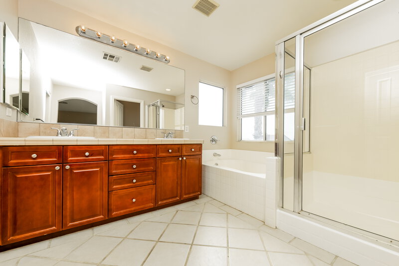 2,600/Mo, 9337 Hampstead Hills Ave Las Vegas, NV 89149 Main Bathroom View