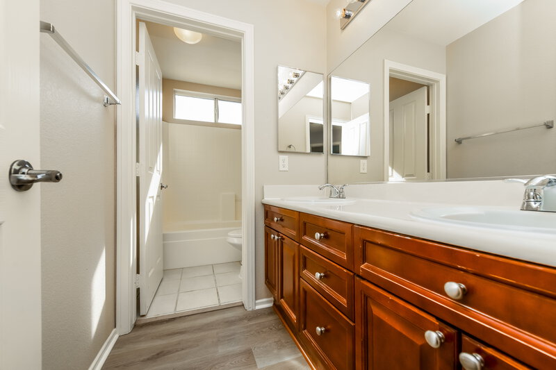 2,600/Mo, 9337 Hampstead Hills Ave Las Vegas, NV 89149 Bathroom View