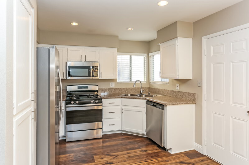 2,100/Mo, 4137 Glenfield Cir Las Vegas, NV 89129 Kitchen View