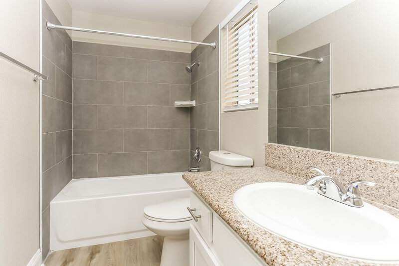 2,100/Mo, 4137 Glenfield Cir Las Vegas, NV 89129 Main Bathroom View