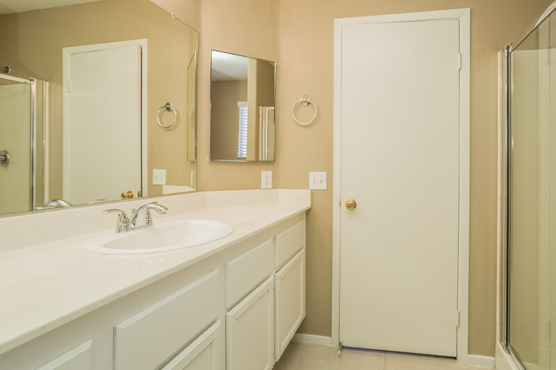 1,770/Mo, 2025 Falcon Crest Ave North Las Vegas, NV 89031 Master Bathroom View 2