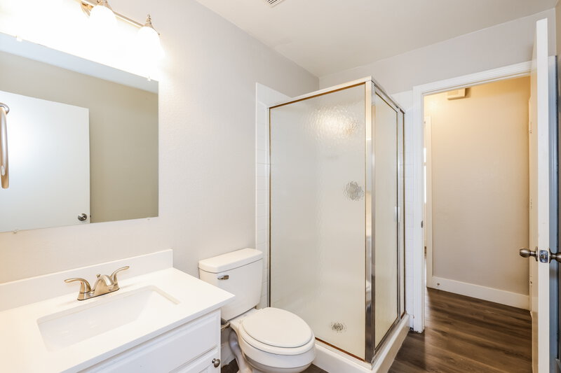 2,195/Mo, 1701 Klamath Falls Way Las Vegas, NV 89128 Main Bathroom View