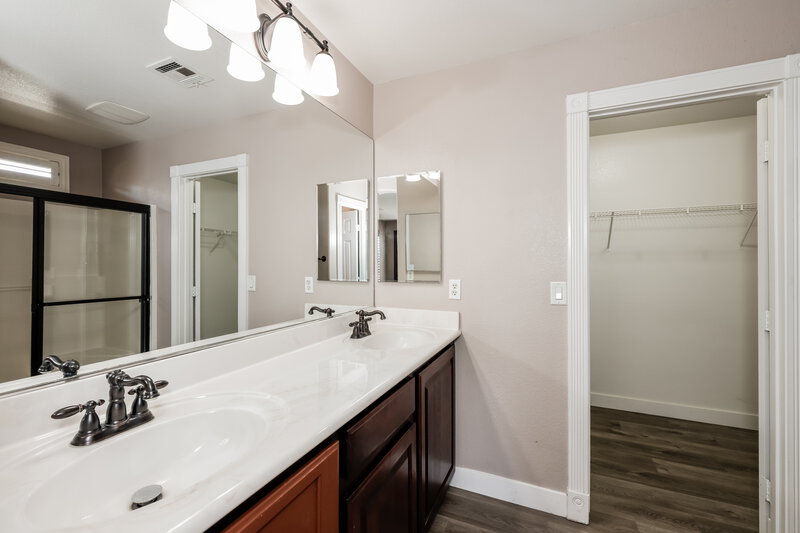 2,400/Mo, 2545 Wild Ambrosia Ave Henderson, NV 89074 Main Bathroom View