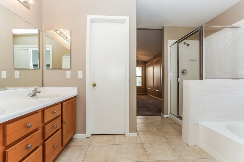 1,950/Mo, 7232 Pinon Crest Ct Las Vegas, NV 89131 Main Bathroom View