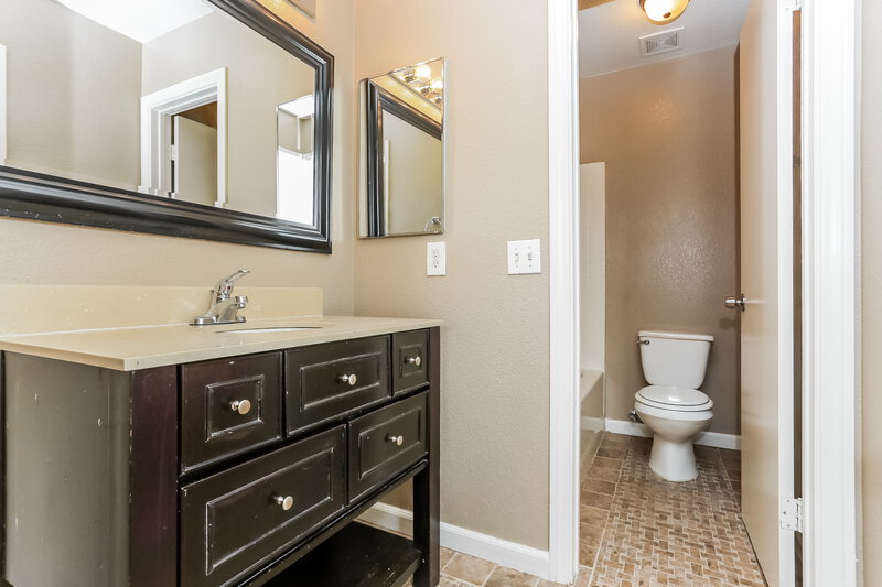 1,950/Mo, 7232 Pinon Crest Ct Las Vegas, NV 89131 Bathroom View