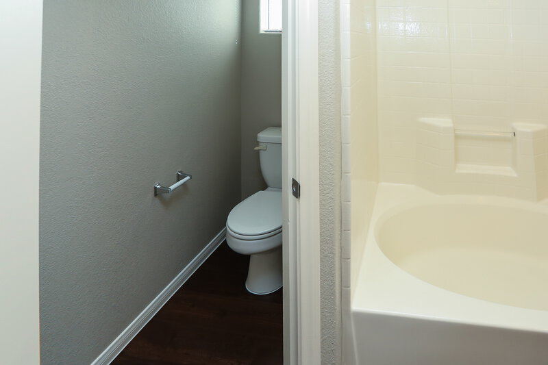 1,660/Mo, 8636 Pitch Fork Ave Las Vegas, NV 89143 Bathroom View 2