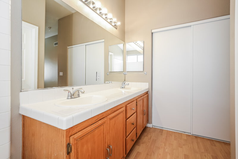 1,710/Mo, 4014 Clove Tree Ct North Las Vegas, NV 89031 Main Bathroom View