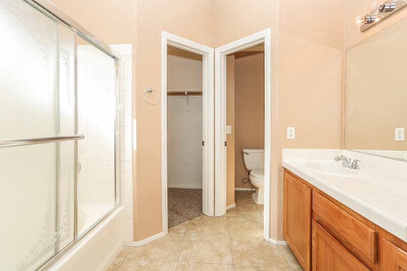 1,790/Mo, 4530 Calico Cliff Ct North Las Vegas, NV 89031 Master Bathroom View