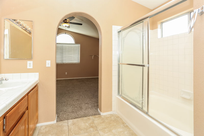 1,790/Mo, 4530 Calico Cliff Ct North Las Vegas, NV 89031 Master Bathroom View 2