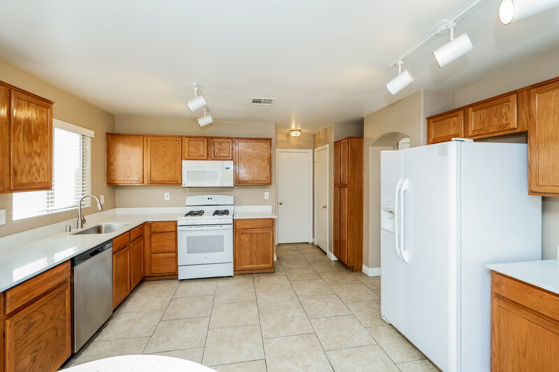 2,315/Mo, 4643 Cliff Breeze Dr North Las Vegas, NV 89081 Kitchen View