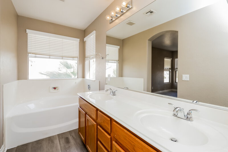 2,315/Mo, 4643 Cliff Breeze Dr North Las Vegas, NV 89081 Main Bathroom View