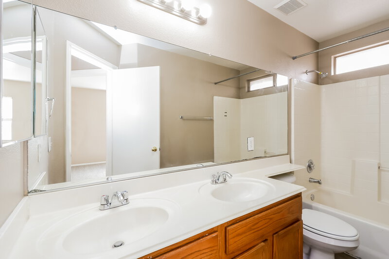 2,315/Mo, 4643 Cliff Breeze Dr North Las Vegas, NV 89081 Bathroom View 2