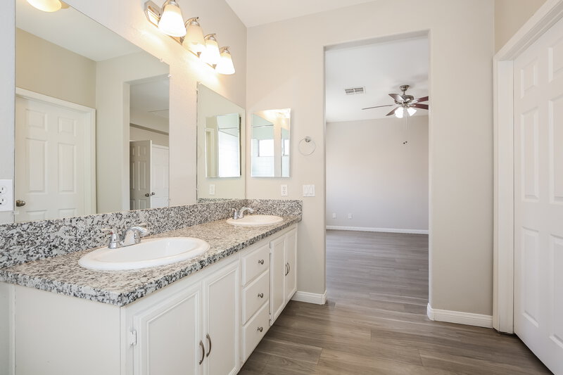 2,090/Mo, 10405 Turning Leaf Ave Las Vegas, NV 89129 Main Bathroom View 2
