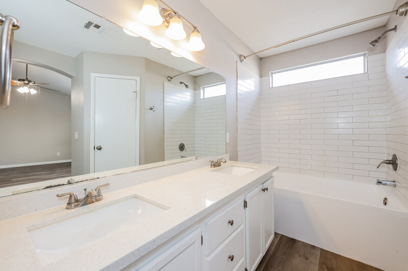 2,465/Mo, 5025 Vista del Rancho Way North Las Vegas, NV 89031 Main Bathroom View