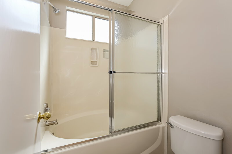 1,875/Mo, 1011 Rocky Stone Ave North Las Vegas, NV 89081 Main Bathroom View