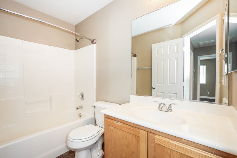 1,755/Mo, 8225 Wildwood Glen Dr Las Vegas, NV 89131 Main Bathroom View