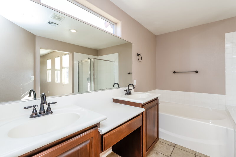 2,245/Mo, 970 Medina de Leon Ave Henderson, NV 89015 Main Bathroom View