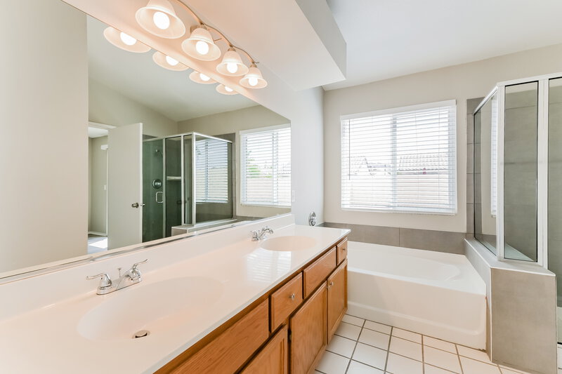 1,995/Mo, 949 Chaps Cir Henderson, NV 89002 Main Bathroom View