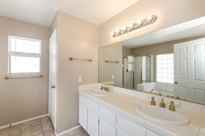 2,290/Mo, 6409 Rancho Santa Fe Dr Las Vegas, NV 89130 Main Bathroom View