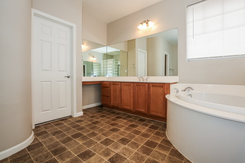 3,950/Mo, 5638 Mammoth Mountain St North Las Vegas, NV 89081 Main Bathroom View 2