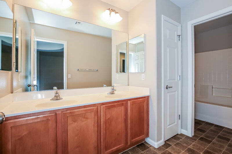3,950/Mo, 5638 Mammoth Mountain St North Las Vegas, NV 89081 Bathroom View