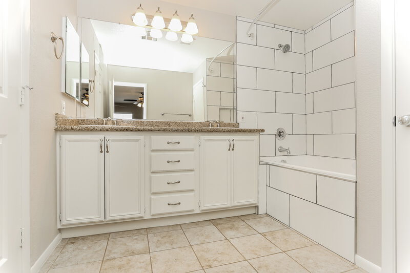 2,275/Mo, 3966 Mesa Peak Ct Las Vegas, NV 89129 Main Bathroom View