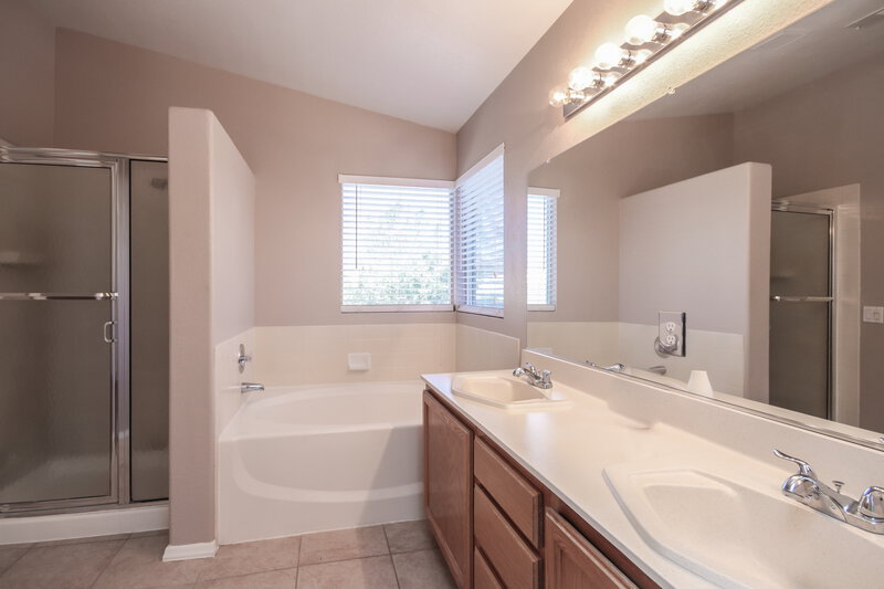 2,555/Mo, 2108 Maple Springs St Henderson, NV 89002 bathroom View 2