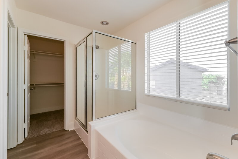 3,390/Mo, 992 White Glacier Ave Henderson, NV 89002 Main Bathroom View