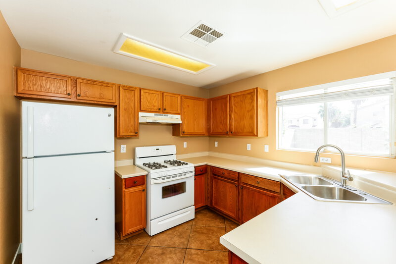 1,920/Mo, 7300 Lost Shadow Ct Las Vegas, NV 89131 Kitchen View