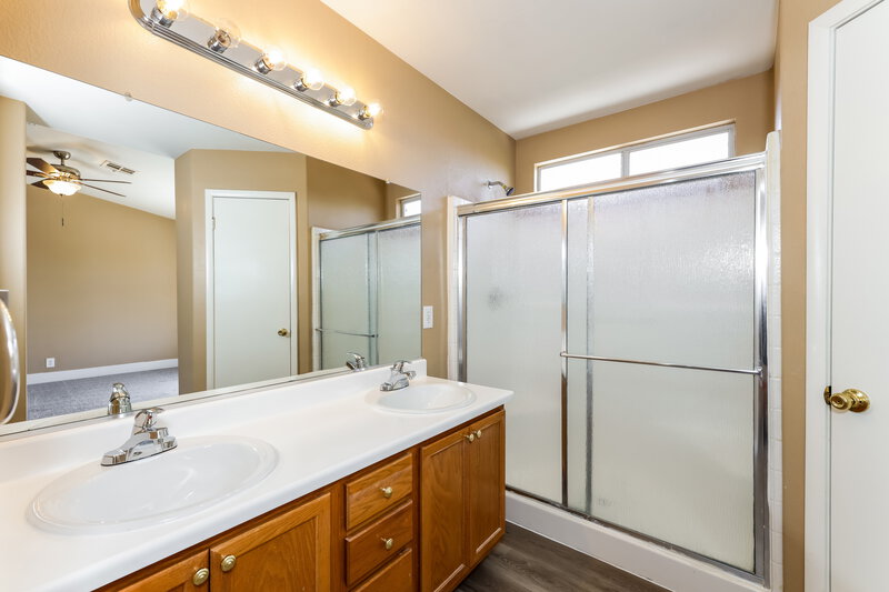 1,920/Mo, 7300 Lost Shadow Ct Las Vegas, NV 89131 Main Bathroom View