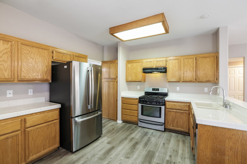 2,175/Mo, 6055 Autumn Rose Way Las Vegas, NV 89142 Kitchen View 2