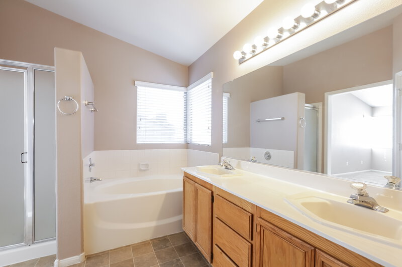 2,175/Mo, 6055 Autumn Rose Way Las Vegas, NV 89142 Main Bathroom View