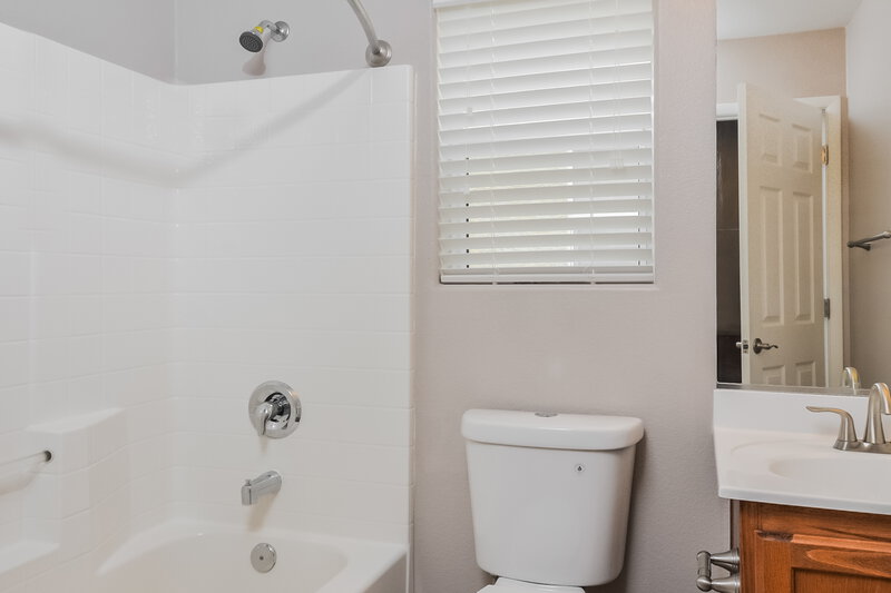 1,675/Mo, 6321 Salmon Mountain Ave Las Vegas, NV 89122 Main Bathroom View