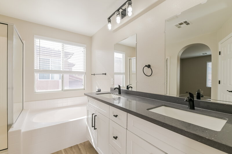 2,550/Mo, 995 Klamath River Ave Henderson, NV 89002 Main Bathroom View