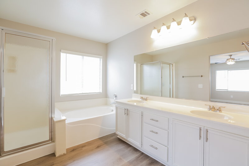 2,400/Mo, 1100 Laguna Park Ct Las Vegas, NV 89110 Main Bathroom View