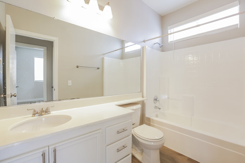 2,400/Mo, 1100 Laguna Park Ct Las Vegas, NV 89110 Bathroom View