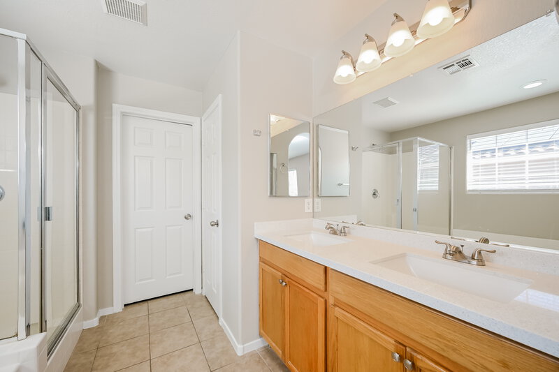 1,895/Mo, 9784 Sage Grove Ct Las Vegas, NV 89148 Main Bathroom View