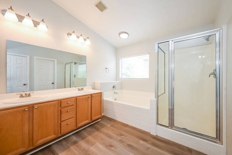 2,015/Mo, 4971 Gingerlyn St Las Vegas, NV 89122 Main Bathroom View