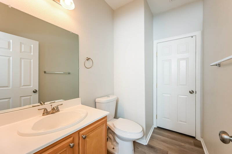2,015/Mo, 4971 Gingerlyn St Las Vegas, NV 89122 Bathroom View 2