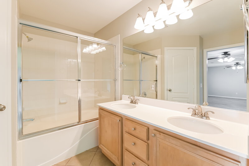 2,300/Mo, 1012 Desert Retreat Ct Henderson, NV 89002 Main Bathroom View