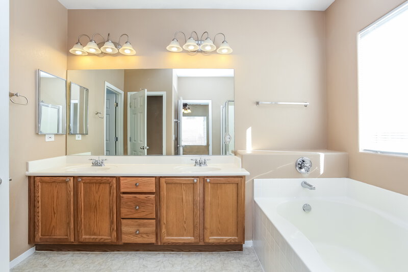 2,180/Mo, 7205 Gran Paradiso Dr Las Vegas, NV 89131 Master Bathroom View 2