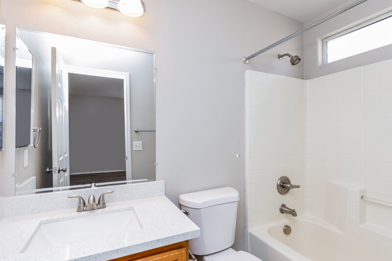 1,790/Mo, 8015 Duneville St Las Vegas, NV 89139 Main Bathroom View