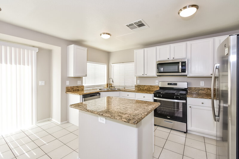 2,300/Mo, 989 Trackers Glen Ave Henderson, NV 89015 Kitchen View
