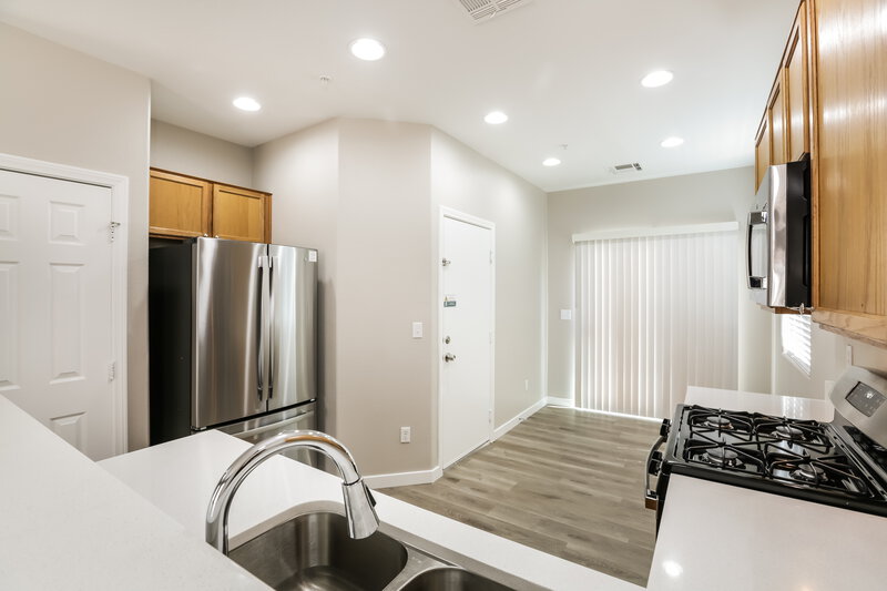 1,795/Mo, 10621 Bear Lodge Ct Las Vegas, NV 89129 Kitchen View