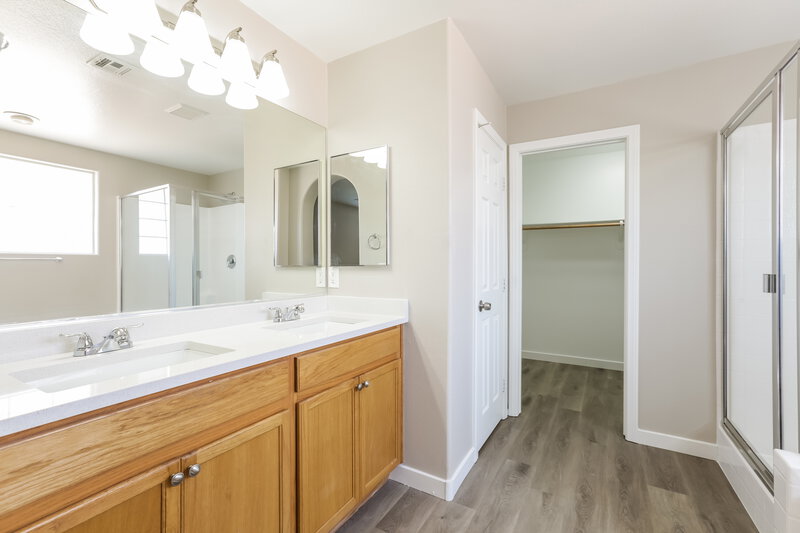 1,795/Mo, 10621 Bear Lodge Ct Las Vegas, NV 89129 Main Bathroom View