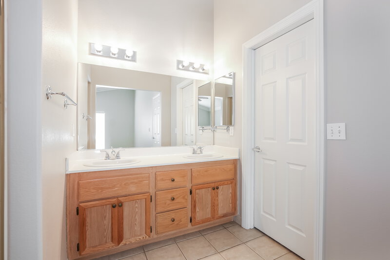 1,995/Mo, 2015 Pink Coral Dr North Las Vegas, NV 89031 Main Bathroom View 2