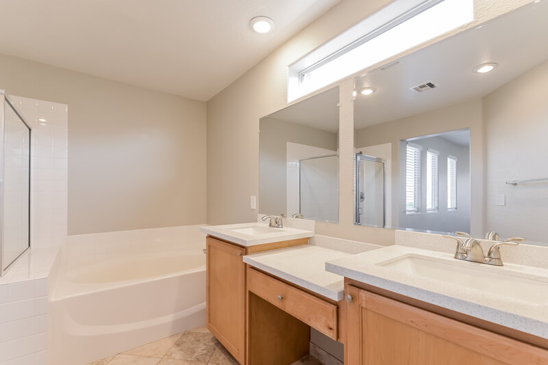 2,520/Mo, 981 Medina de Leon Ave Henderson, NV 89015 Main Bathroom View